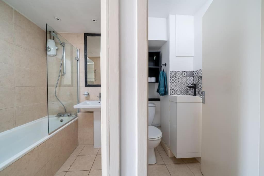 Bright Spacious 2 Bedroom Flat In Zone One * Londra