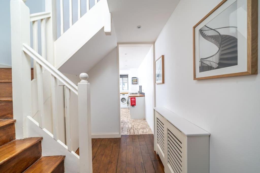 Bright Spacious 2 Bedroom Flat In Zone One * Londra