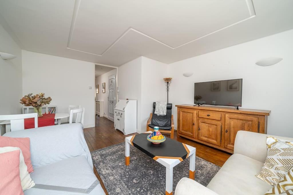 Bright Spacious 2 Bedroom Flat In Zone One Appartamento