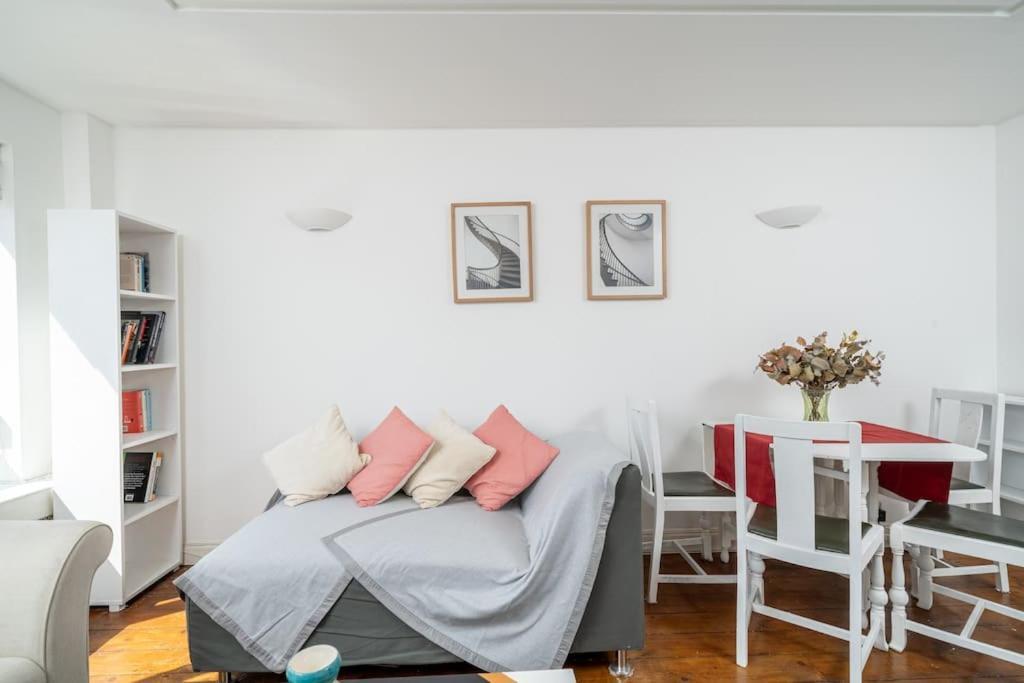 Bright Spacious 2 Bedroom Flat In Zone One Appartamento *