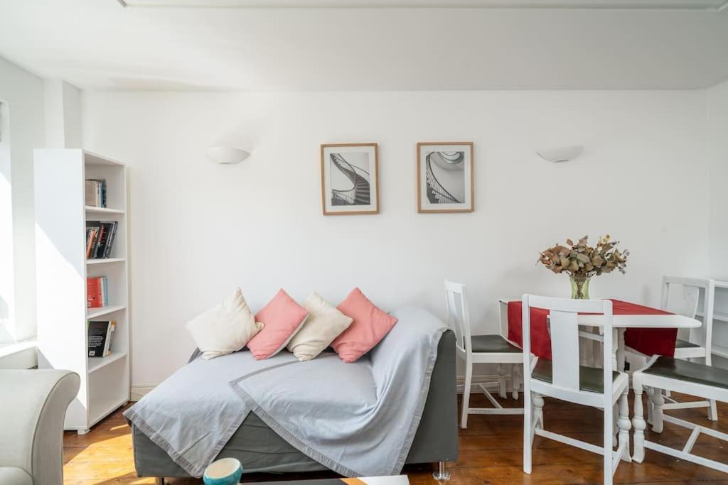 Bright Spacious 2 Bedroom Flat In Zone One Londra