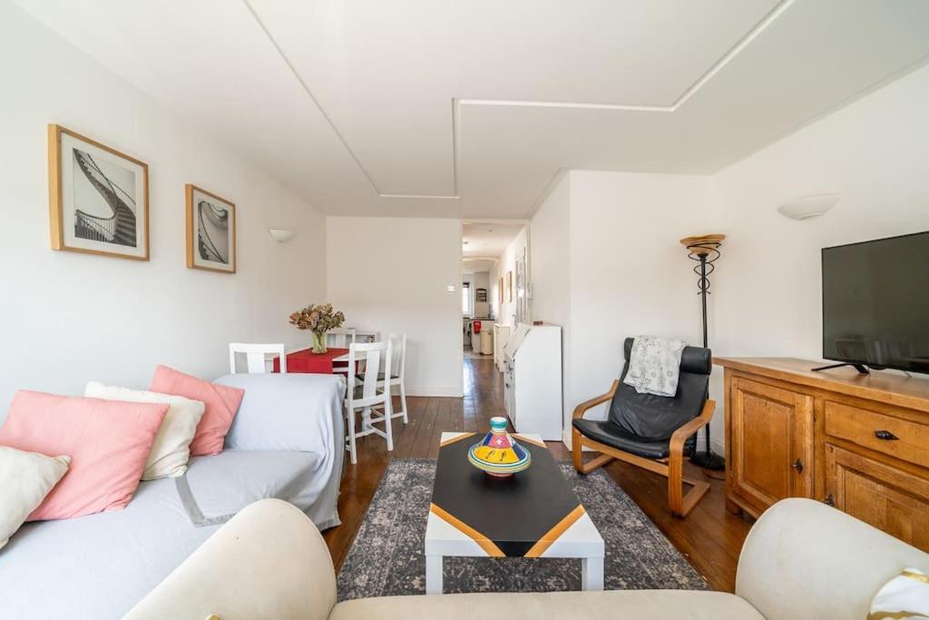 Bright Spacious 2 Bedroom Flat In Zone One * Londra
